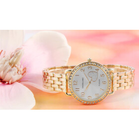 Set aus goldfarbener Damenuhr, Herz-Ohrringen und Kette mit Herz-Anhänger