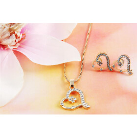 Set aus goldfarbener Damenuhr, Herz-Ohrringen und Kette mit Herz-Anhänger